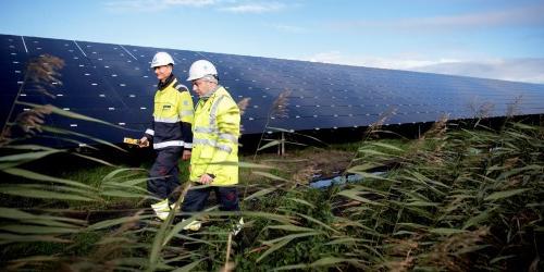 Two employees walking around at Lange Runde solar park. (图片来源:Ole Martin Wold)